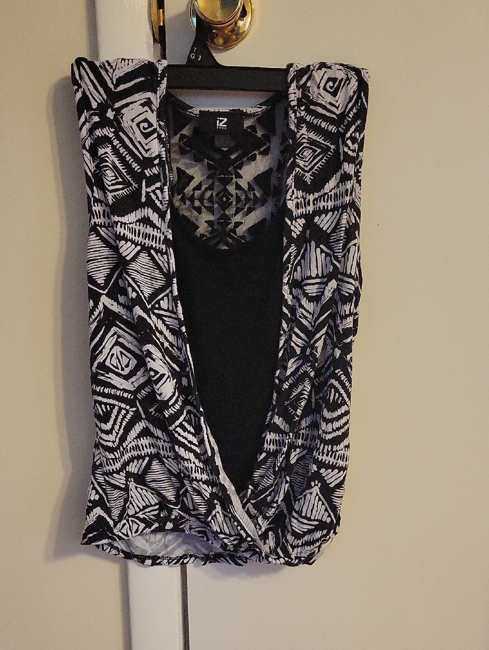 Byer Geometric  Sleeveless Wrap With Black Attached Tank Sz Small